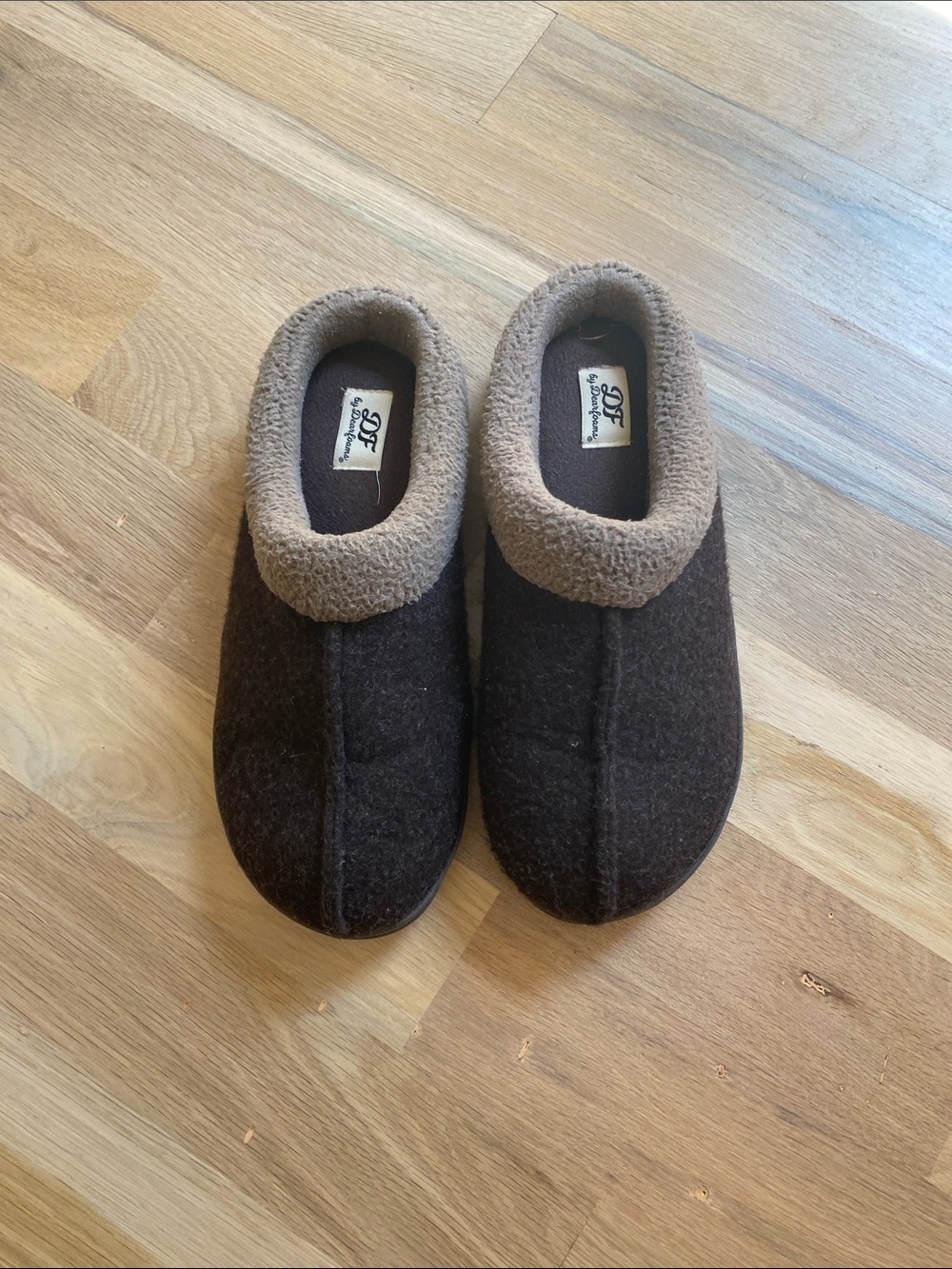 Dearfoams Dark Brown Slip-On Men’s Slippers with Tan Collar